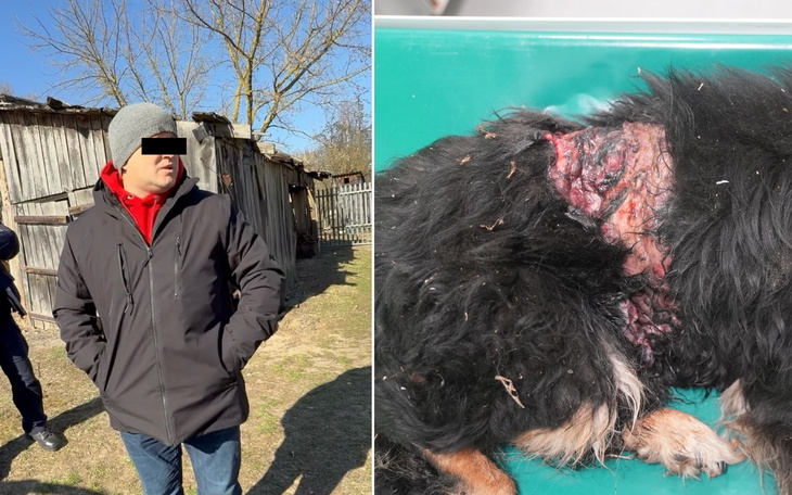 Mężczyzna w czapce, na tle drewnianych budynków.