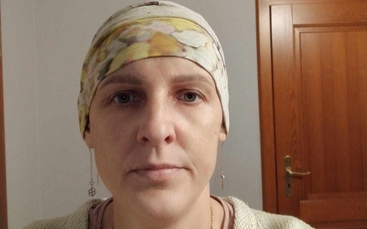 Kobieta w chustce, wyrażająca siłę i determinację.