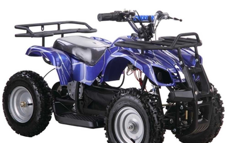 Niebieski quad na czarnych oponach, gotowy do jazdy.