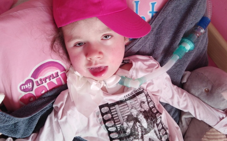 Mężczyzna trzymający tablet z ikonami, w kuchni.