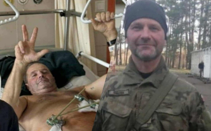 Mężczyzna w szpitalu i w mundurze, pokazujący znak pokoju.