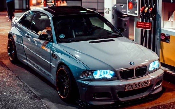 Stylowy samochód sportowy na stacji benzynowej.