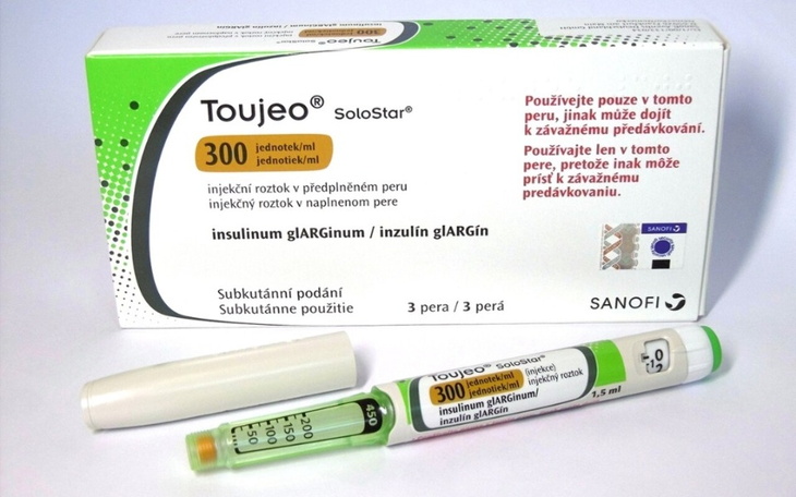 Opakowanie insuliny Toujeo z igłą do podawania.