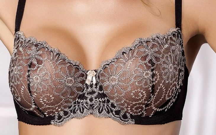 Elegancka bielizna w czarnym kolorze z koronką.