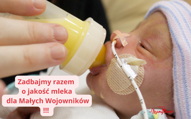 Noworodek pijący mleko z butelki w szpitalu.