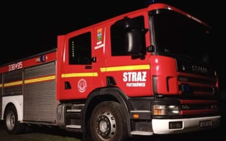 Czerwony wóz strażacki zaparkowany w nocy.