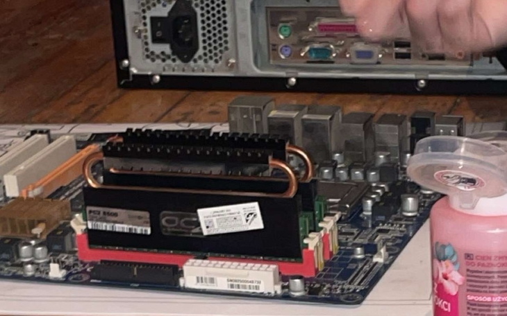 Płyta główna komputera z elementami elektronicznymi i akcesoriami.