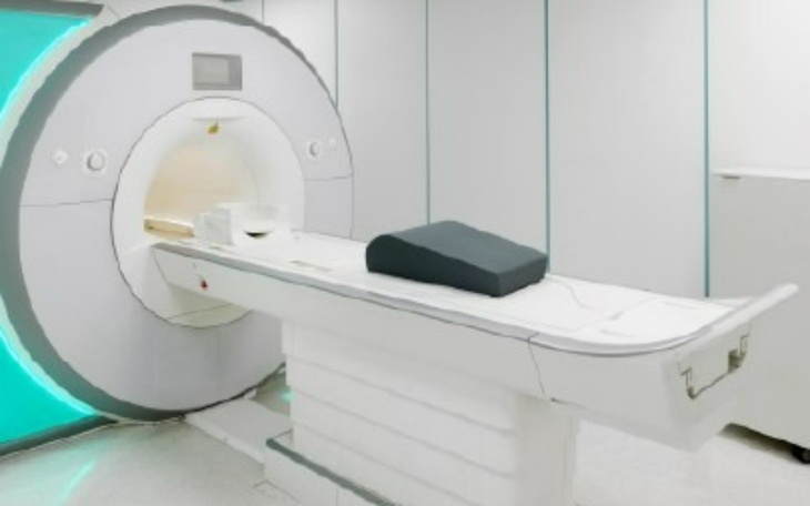 Nowoczesne urządzenie do rezonansu magnetycznego w jasnym pomieszczeniu.