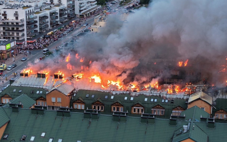 Widok na pożar z góry, ogień na dachu budynku.