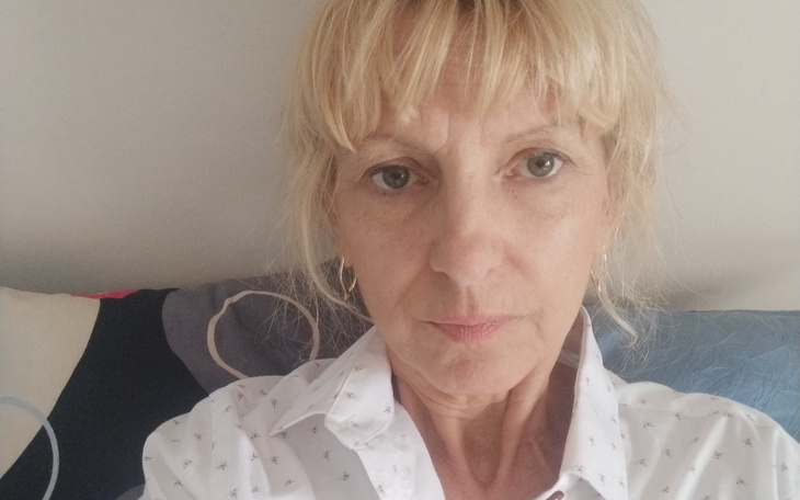 Portret młodej kobiety w stylowym kapeluszu, z wyrazistym makijażem.