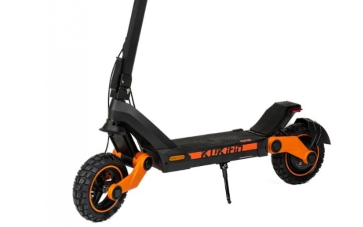 Elektryczna hulajnoga z dużymi kołami.