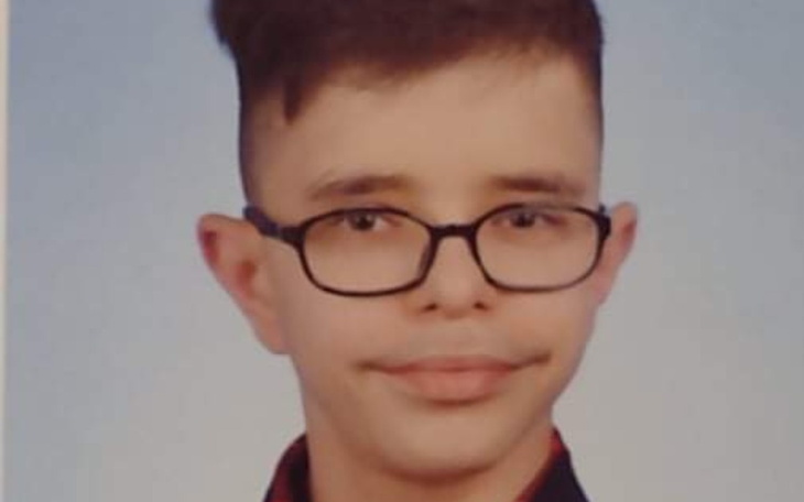 Portret młodego chłopca w okularach.