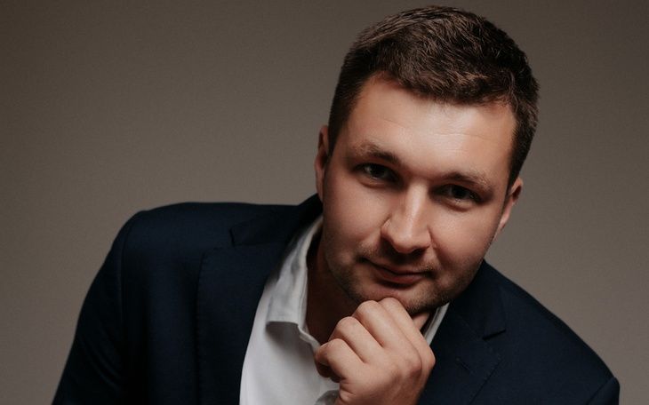 Mężczyzna w garniturze z zamyśloną miną.