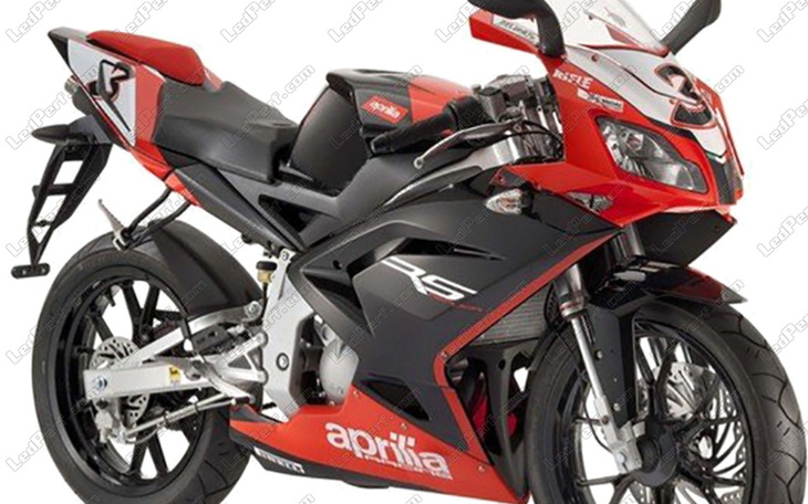 Motocykl sportowy w kolorze czerwonym i czarnym.