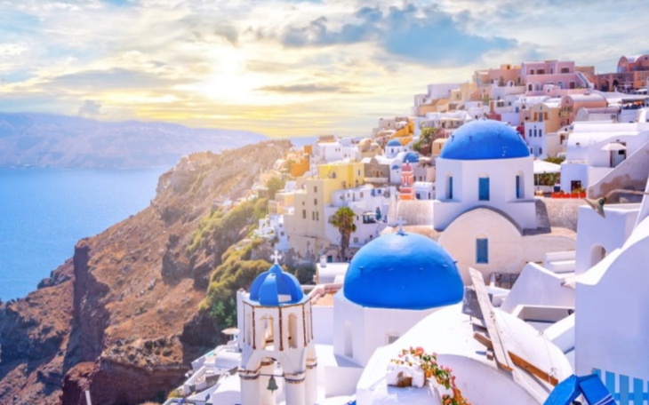 Malowniczy widok na Santorini, białe domy z niebieskimi kopułami.