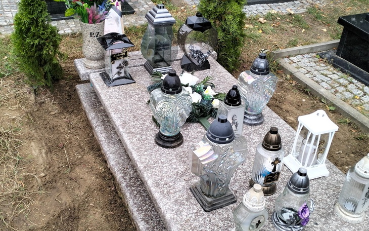 Zbiórka Dla moich rodziców nagrobek - zdjęcie główne