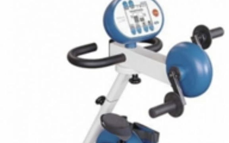 Rower stacjonarny z wyświetlaczem, gotowy do ćwiczeń.