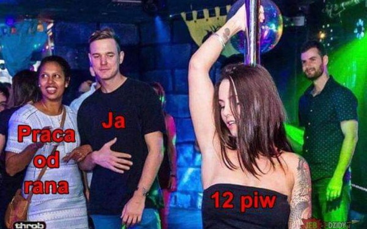 Grupa ludzi na imprezie, jedna osoba tańczy przy rurze.