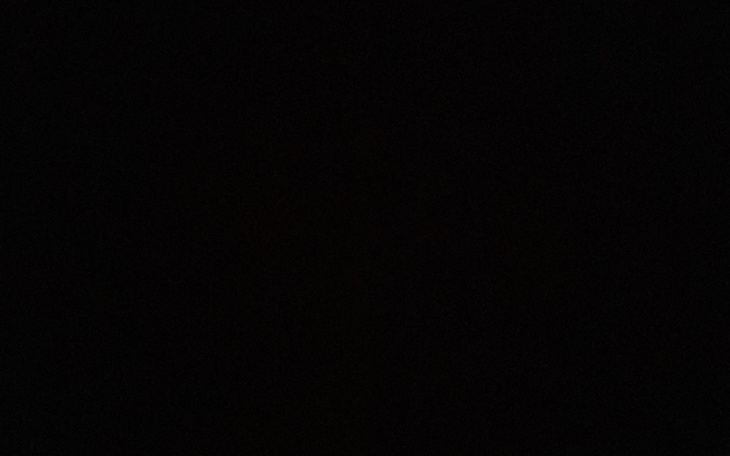 Ciemny obraz, brak widocznych szczegółów.