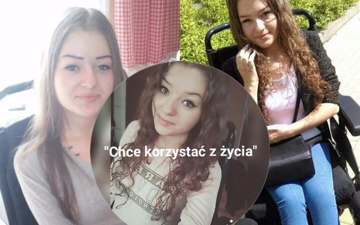 Młoda kobieta w wózku inwalidzkim, uśmiechająca się do kamery.