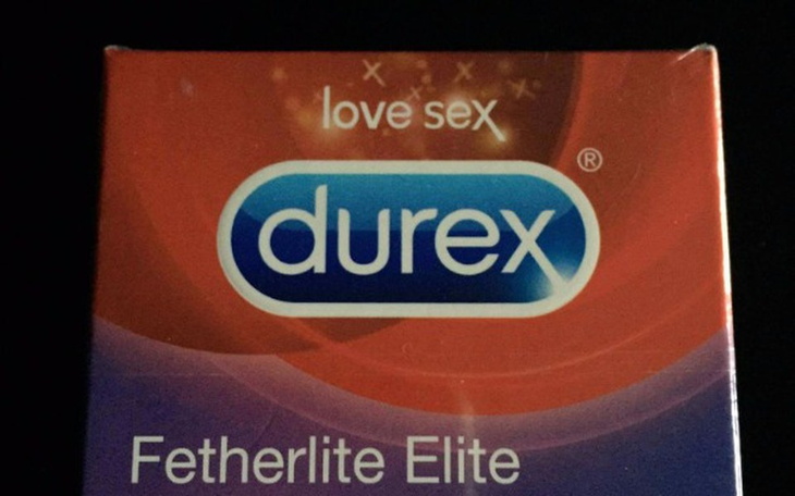 Opakowanie prezerwatyw Durex z napisem 'love sex'.
