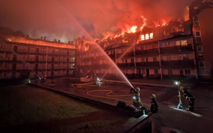 Pożar w budynku, strażacy gaszący ogień.