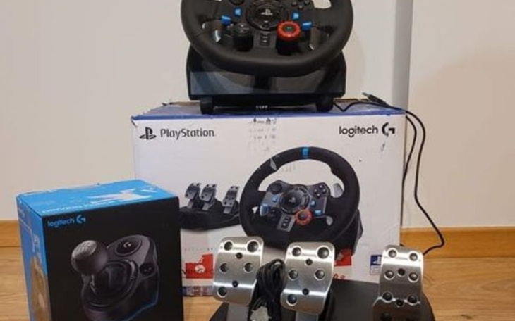 Zestaw do gier wyścigowych z kierownicą i pedałami.