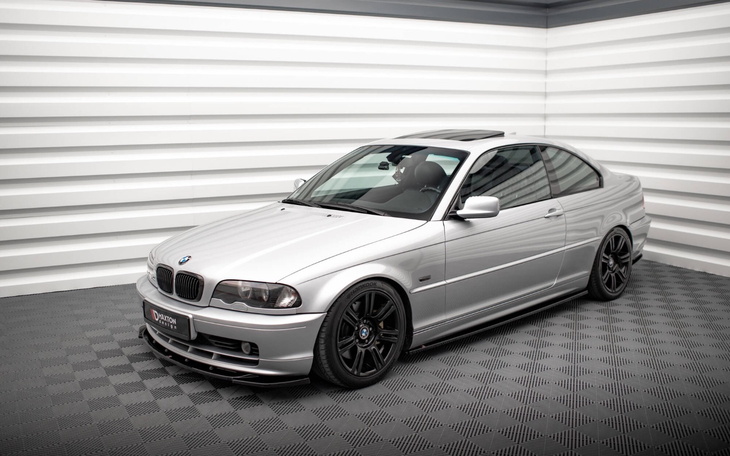 Srebrny samochód BMW w nowoczesnym wnętrzu.