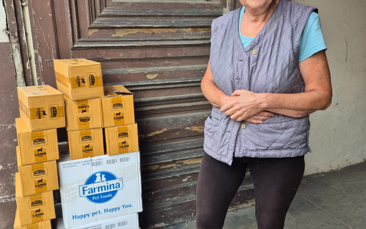 Kobieta z paczkami karmy dla zwierząt.