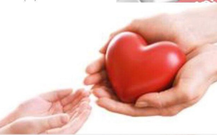 Ręce trzymające serce, symbolizujące pomoc i wsparcie.