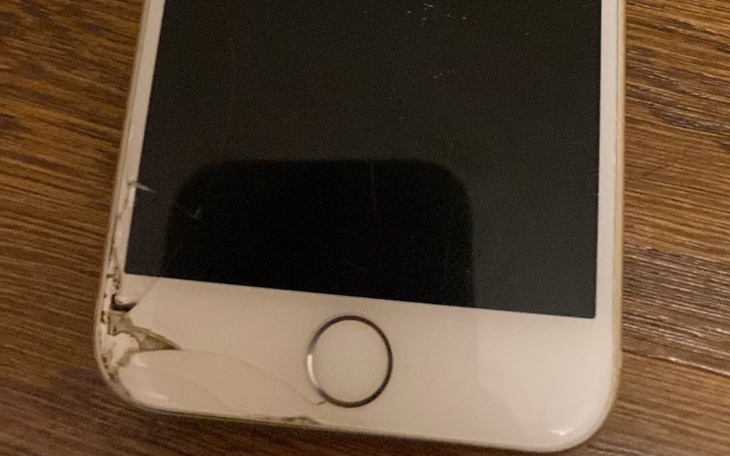 Uszkodzony telefon komórkowy z pękniętą szybą.