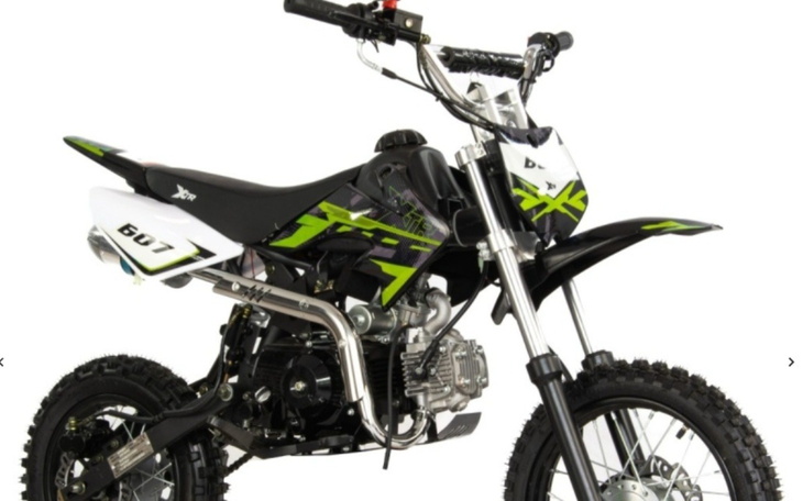 Motocykl terenowy w kolorze czarnym i zielonym, gotowy do jazdy.