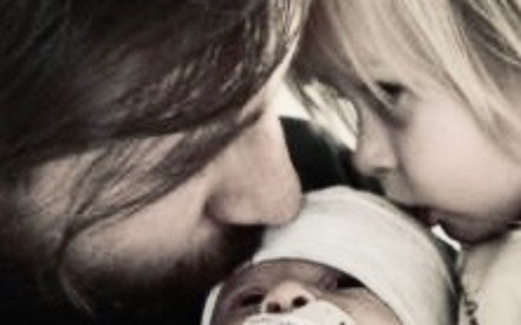 Rodzina w intymnej chwili, ojciec z dziećmi w bliskim kontakcie.