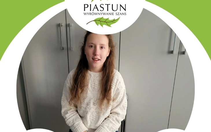 Młoda dziewczyna siedząca w pokoju.