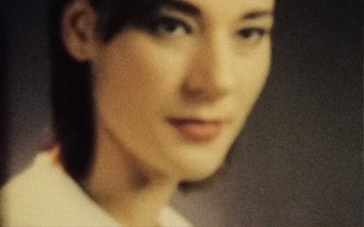 Rozmyte zdjęcie kobiety, z nieostrym tłem.