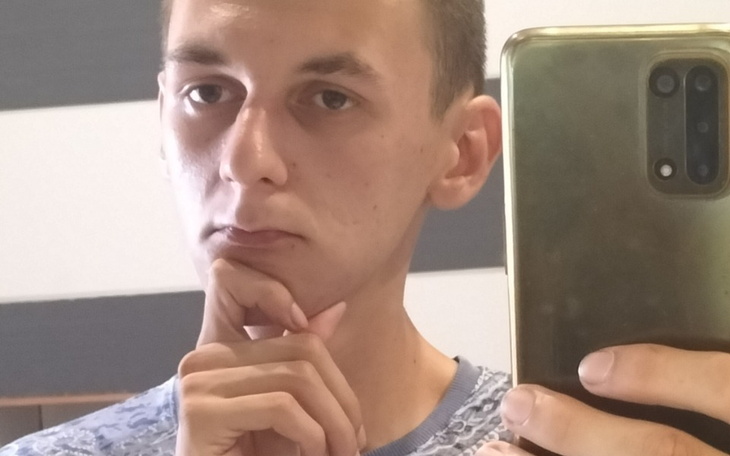 Mężczyzna robiący selfie w lustrze.