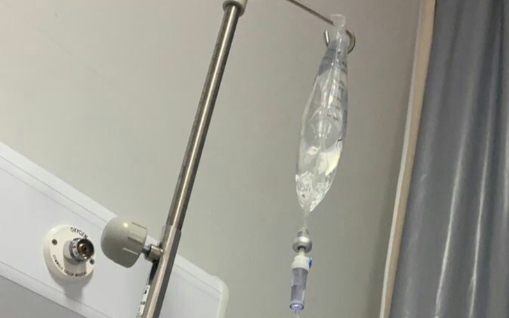 Kroplówka w szpitalu, zawieszona na stojaku.