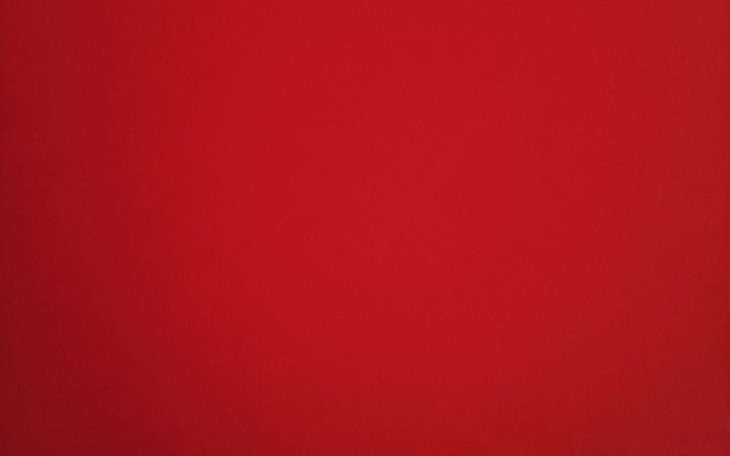 Jednolity czerwony kolor, bez wzorów.