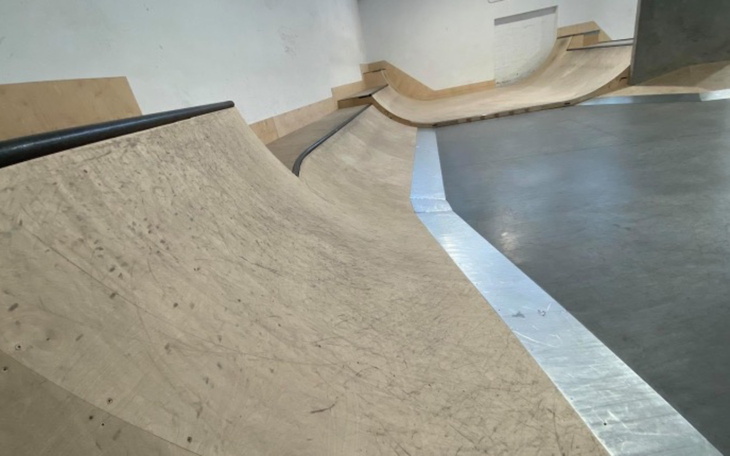 Skatepark z różnymi rampami, gotowy do jazdy na deskorolce.