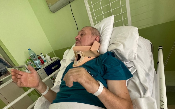 Mężczyzna w szpitalu z unieruchomioną szyją.
