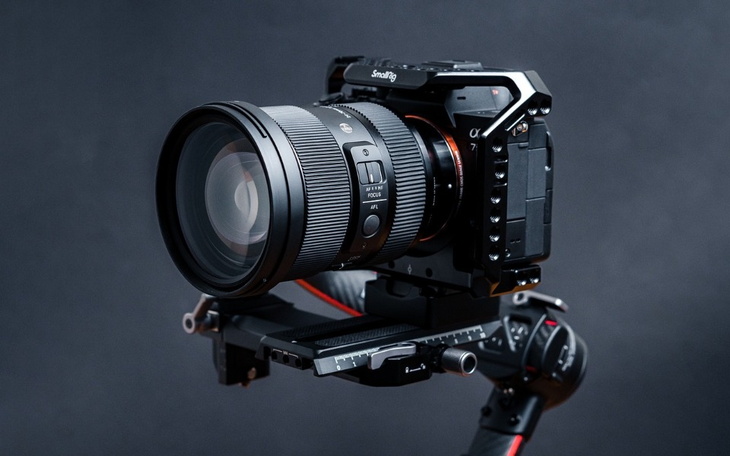 Profesjonalny aparat fotograficzny na statywie.