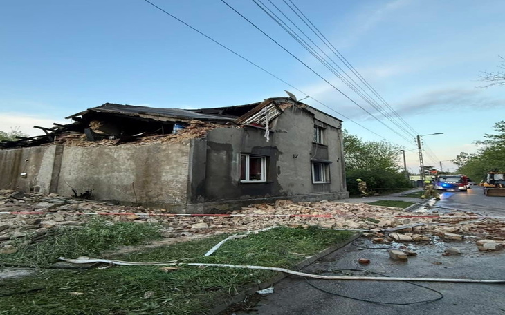 Zniszczony budynek po katastrofie, z gruzem wokół.