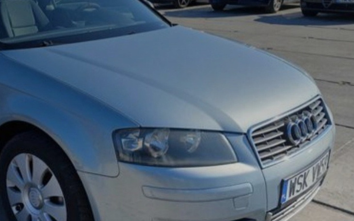 Srebrny samochód osobowy, widok z przodu.