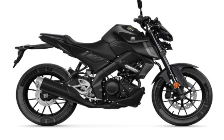 Czarny motocykl na białym tle.