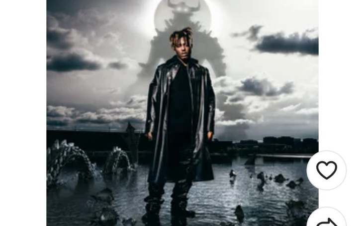 Artystyczne zdjęcie osoby w długim płaszczu na tle chmur.