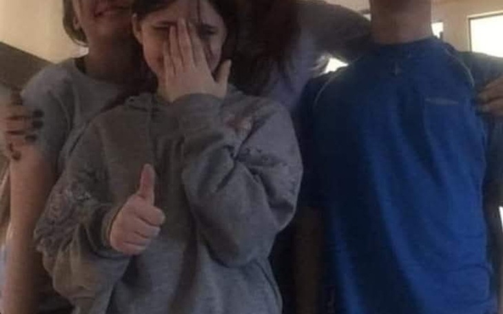 Grupa przyjaciół pozująca do zdjęcia w radosnej atmosferze.