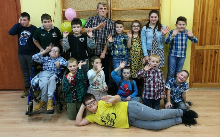 Rozpoczęta renowacja mieszkania, widok na ściany.