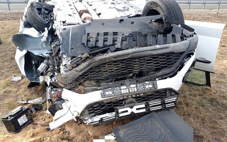 Zniszczony samochód po wypadku drogowym.