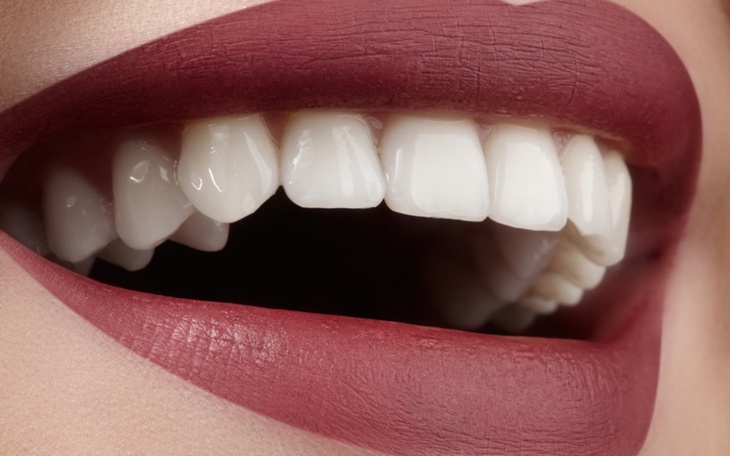 Zbliżenie na uśmiech z pięknymi zębami.