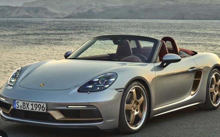 Elegancki samochód sportowy na tle wodnym.